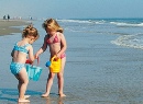 kinderen spelen aan zee